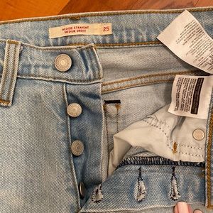 Levi’s wedgie straight light denim size 25